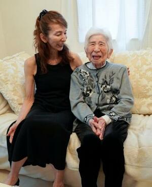 硫黄島で戦死した市丸利之助さんの娘志村俊子さん(右)と孫高子さん=8日、東京都世田谷区