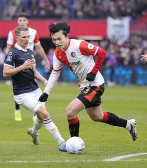 ゴーアヘッド・イーグルス戦で攻め込むフェイエノールトの上田(右)=ロッテルダム(共同)