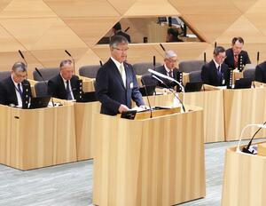 施政方針演説をする柏崎市の桜井雅浩市長＝柏崎市議会