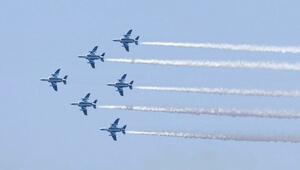 ブルーインパルス展示飛行＝１９日、小千谷市