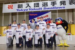ヤクルトの新入団選手発表記者会見でポーズをとる(前列左から)田中陽翔内野手、モイセエフ・ニキータ外野手、中村優斗投手、荘司宏太投手、矢野泰二郎捕手(後列左から)下川隼佑投手、根岸辰昇内野手、高津監督、広沢優投手、松本龍之介捕手=12月4日、東京都内