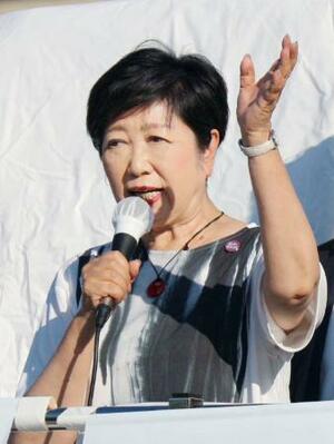 新潟駅前で演説する東京都の小池百合子知事=13日
