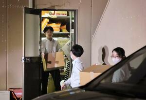 　日本維新の会の石井章参院議員の地元事務所から、押収物を運び出す東京地検特捜部の係官＝２７日午後、茨城県取手市