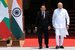 ミャンマー親軍政権の大統領を務めるミンアウンフライン氏(左)を出迎えるインドのモディ首相=1日(ロイター=共同)