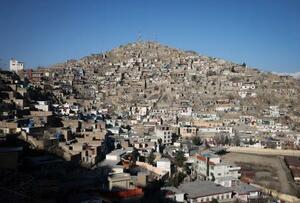 　アフガニスタンの首都カブールの町並み＝２月２８日（ロイター＝共同）