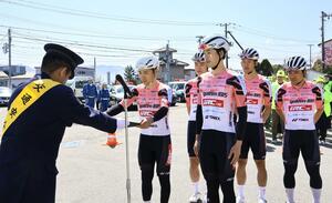 伊藤朋生署長から「佐渡署サイクルポリスメンター」に委嘱された佐渡ゴールデンアイビスの選手ら＝６日、佐渡市加茂歌代