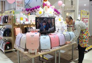  来年の新入生向けランドセルが並ぶイオンモール新潟亀田インター＝新潟市江南区