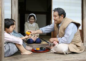 刈羽村の古民家で映画の撮影を行う西田敏行さん=2009年7月