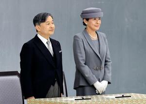 全国戦没者追悼式に参列された天皇、皇后両陛下=15日午前11時51分、東京・日本武道館
