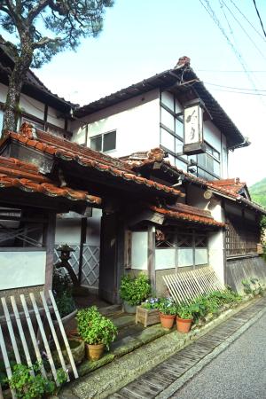 　老舗旅館の「明月」＝島根県津和野町