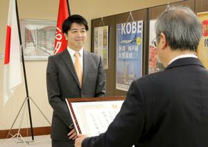 花角知事から感謝状を受け取る髙島宏平社長(左)=14日、県庁