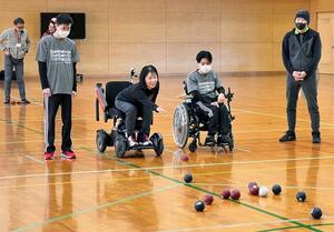 ディーシップスミニが主催した大会でボッチャを楽しむ参加者=2月、長崎県