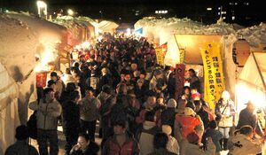 大きなかまくらが並ぶ通りに大勢の観衆が集まった南魚沼市雪まつり=2005年2月12日午後8時前、六日町小近くの特設会場