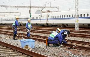 JR東海の三島車両所で行われた、架線が断線したと想定した訓練=3日午前、静岡県三島市