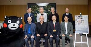 映画のPRのため、熊本県の木村敬知事(前列右から2人目)を訪れた関係者ら=27日午後、熊本県庁