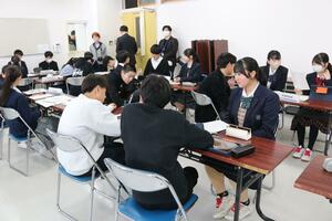 模擬国連で学ぶ三条高校1年生=三条市月岡1