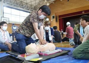 亀田東小学校区で行われた合同防災訓練=6月23日、新潟市江南区亀田水道町3