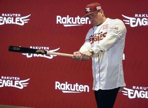 入団記者会見に臨む楽天の新外国人内野手ボイト=6月30日、楽天モバイルパーク宮城