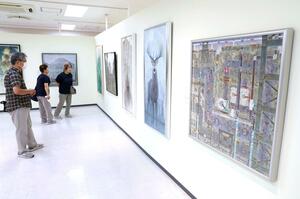 風景画や人物画など多彩な作品が並ぶ第79回春の院展新潟展=9月4日、新潟市中央区
