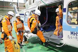 大規模な海難事故を想定して行われた特殊救難隊と機動救難士らの合同訓練=新潟市東区松浜町