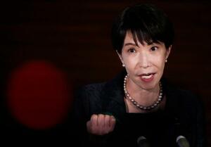 　記者団の取材に応じる高市首相＝２１日午後、首相官邸