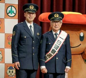 大阪・住之江署の一日署長に就任した大村崑さん(右)=24日午後、大阪市住之江区