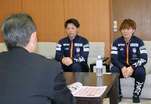 新潟ＬのドリームＰＡＳＳエリア拡大で三条市教育長を訪れた、右から杉田亜未選手、高橋智子選手＝三条市新堀