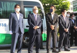 花角英世氏の応援に立つ、左から高鳥修一・自民党県連会長、志田邦男・公明党県本部代表、上杉知之・国民民主党県連代表、牧野茂夫・連合新潟会長=5月28日、新潟市中央区