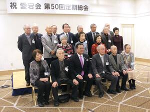 約５０年の活動に幕を下ろす「愛宕会」の会員ら＝新潟市中央区