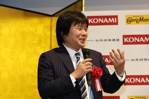 第４９期棋王戦第３局の前夜祭に登場した藤井猛九段＝３月２日、新潟市中央区