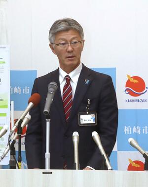 東京電力柏崎刈羽原発の再稼働を巡る議論などについて語る桜井雅浩市長=1月8日、柏崎市役所