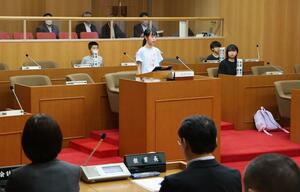 質問席に立ち、神田一秋町長らに意見を伝える児童＝阿賀町役場