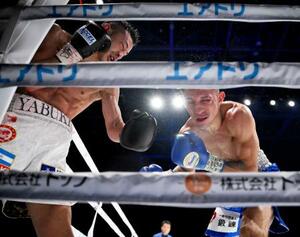 　１０回、フェリックス・アルバラード（右）を攻める矢吹正道＝愛知県国際展示場