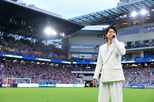 サッカーJ2長崎の試合前にピッチに登場した歌手福山雅治さん=9日午後、長崎市(V・ファーレン長崎提供)
