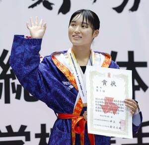女子200メートル背泳ぎで優勝し、表彰式で手を振る埼玉栄・笠原未咲=ひろしんビッグウェーブ