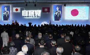 　第９３回自民党大会で行われた国歌斉唱。陸上自衛隊の女性隊員が務めた＝４月１２日、東京都内