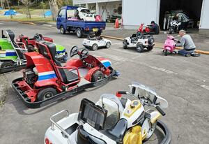 ゴーカートや電動ラジコンカーの整備をするNPO法人「桂公園こどもランド」のメンバーら=新潟県十日町市中条丙