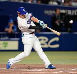 　１回、左越えに先制２ランを放つ中日・細川＝バンテリンドーム