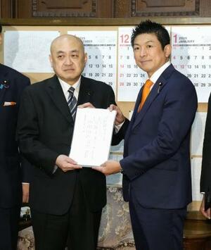 　独自に作成した「スパイ防止法案」を参院に提出する参政党の神谷代表（右）＝２５日午後、国会