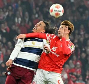 　ハンブルガーＳＶ戦で競り合うマインツの佐野海（右）＝マインツ（共同）