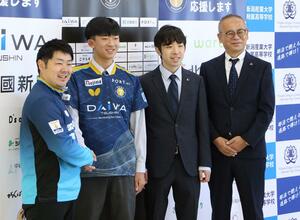 Tリーグの金沢ポートに加入した吉田蒼(左から2人目)=柏崎市