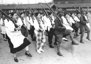 戦時下の銃後の活動の一環として大日本国防婦人会は軍事教練に参加した=1942年1月28日