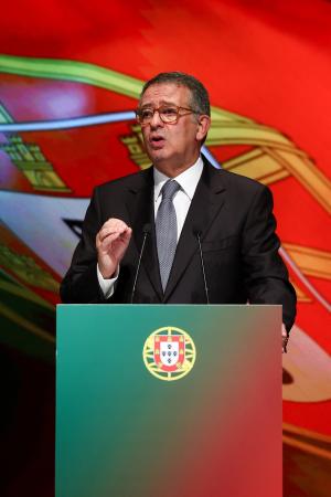 ポルトガル大統領選の決選投票を受け、スピーチする社会党候補のセグーロ元書記長=8日、カルダスダライーニャ(ロイター=共同)