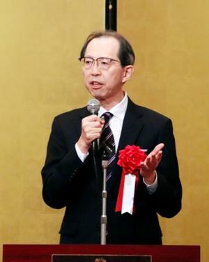 立憲民主党福島県連定期大会であいさつする内堀雅雄知事=14日午後、福島県郡山市