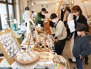 大勢の親子連れらでにぎわった「かきがわひらき」=長岡市中島4
