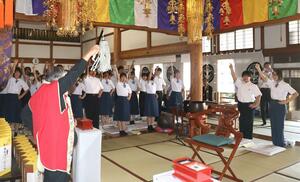 「義の元服式」で成長を誓い、ときの声を上げる中学生=長岡市谷内2