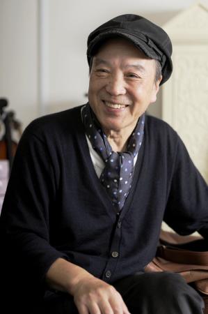 インタビューに答える生前の唐十郎さん=2010年9月