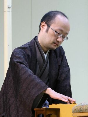 「JTプロ公式戦」で対局する渡辺明JT杯覇者=8月16日、新潟市中央区鐘木1の新潟市産業振興センター