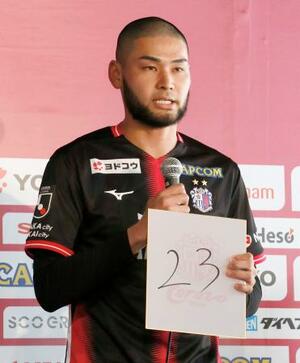 　新体制発表会見で意気込みを語るＣ大阪のＧＫ中村＝６日、ヨドコウ桜スタジアム