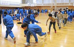 刈羽小の児童と刈羽中の生徒が交流を深めた友愛集会=刈羽村刈羽の刈羽中